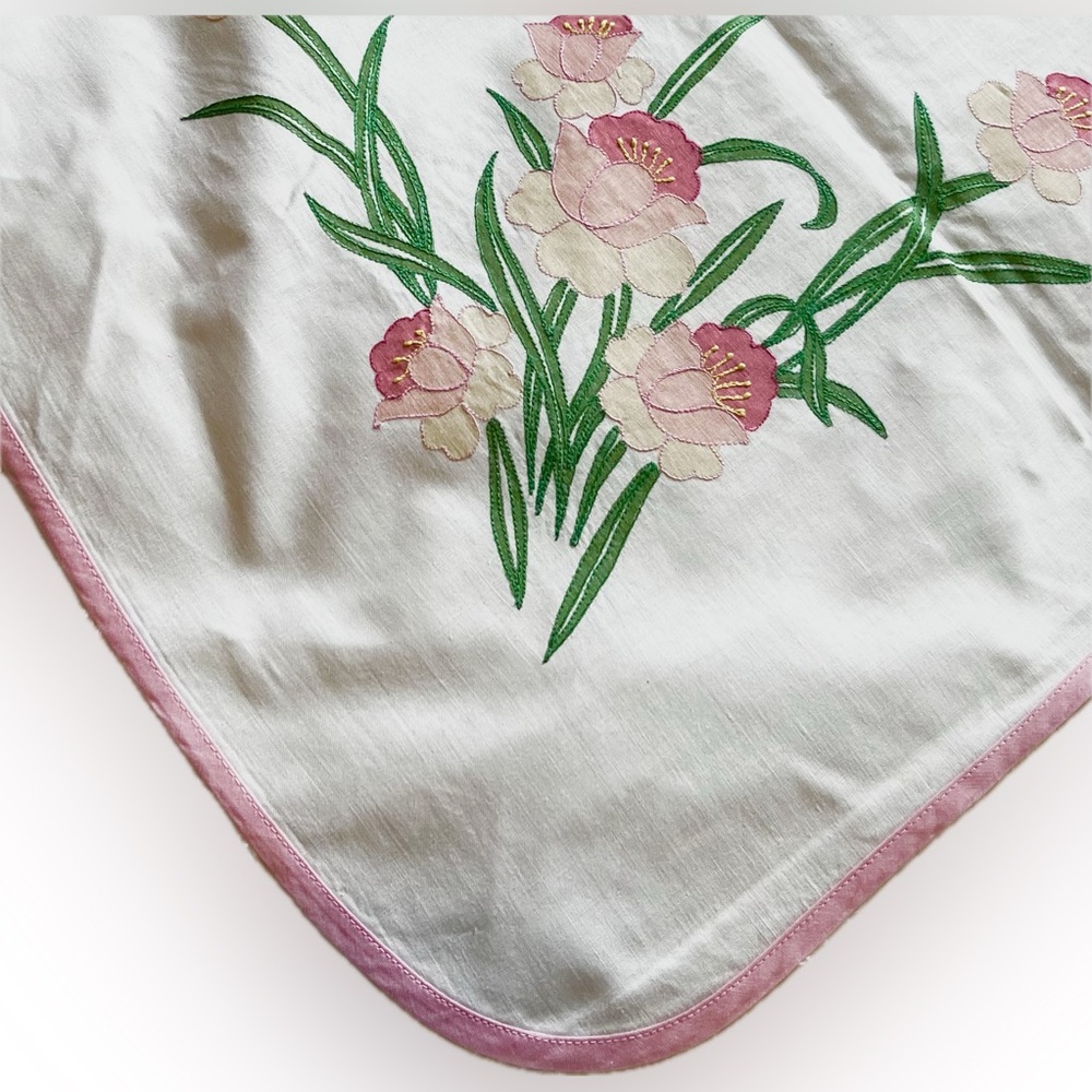 Vintage Floral Embroidered White/Pink Trim Table Cloth 54”x70” New